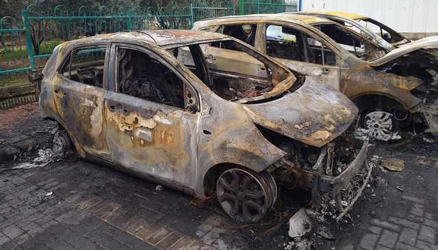Сожжённые автомобили в Ганей-Авив и Неве-Ноф