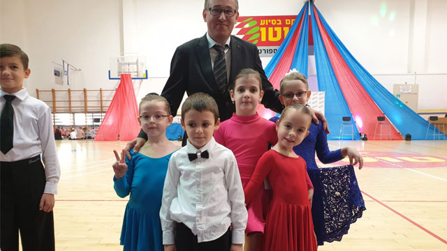 младшая группа танцоров с учителем Феликсом Кацманом