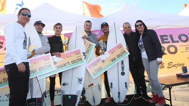 мэр Томер Глам награждает серфингистов
