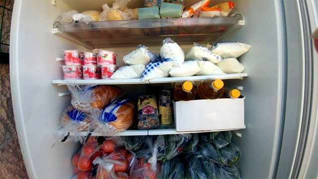 Люди сами пополняют холодильник для нуждающихся