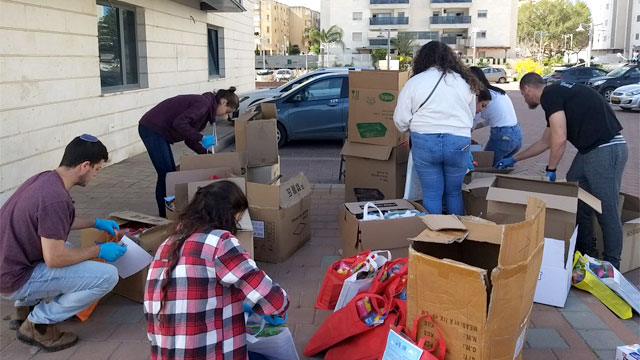 Волонтёры готовят подарки детям с особыми потребностями