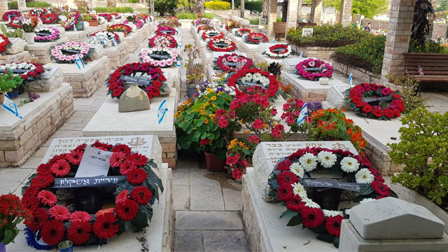 День памяти павших на кладбище