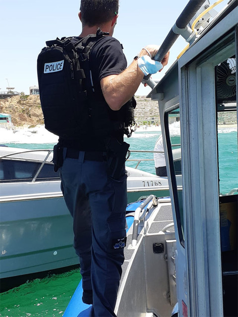 Морская полиция спасла лодку