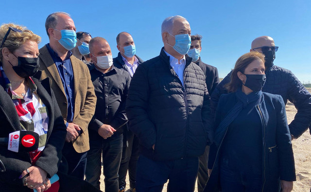 Премьер-министр и мэры городов осматривают загрязнённый пляж в Ашдоде