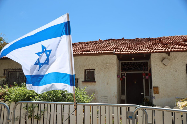 Флаги над пострадавшими объектами в Ашкелоне