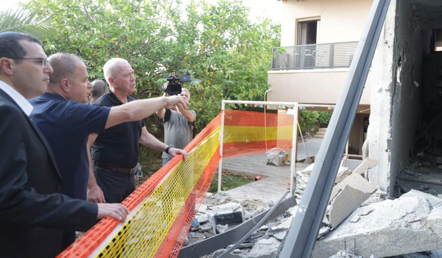 Мэр Томер Глам и министр Галант на развалинах дома