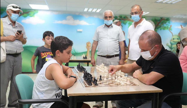 Мэр Томер Глам с мальчиком играет в шахматы