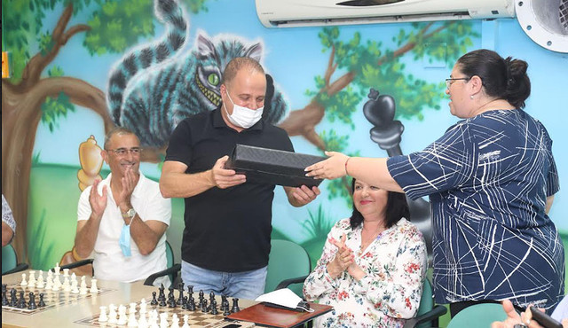 Мэр Томер Глам на открытии шахматной школы