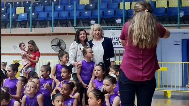 Вице мэр Софья Бейлина с юными спортсменками