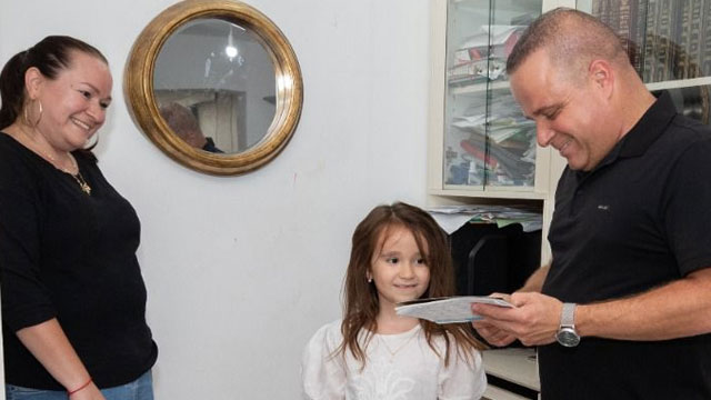 Мэр Томер Глам встречается с будущими первоклашками сиротами