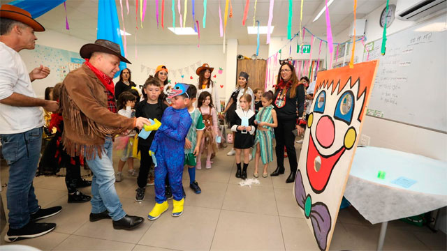 Мэр Томер Глам с празднично одетыми детьми к Пуриму