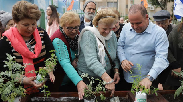 Мэр с людьми золотого возраста, посадка растений