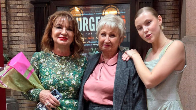 Тамара Юсман и Анастасия Бух с директором конкурса Пэрвин Мурадовой