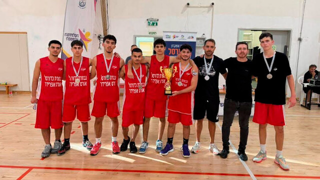 Команда школы «ОРТ Макиф-алеф» по баскетболу