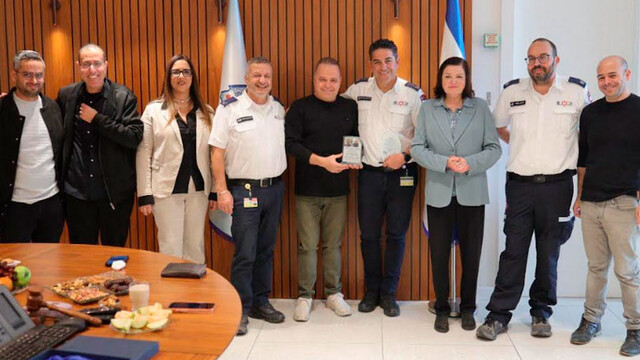 Хаиму Карди памятный знак в честь окончания его работы