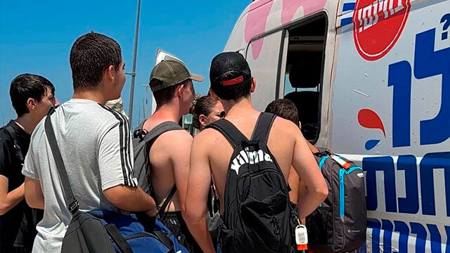 В Ашкелоне на пляжах появились пункты раздачи напитков